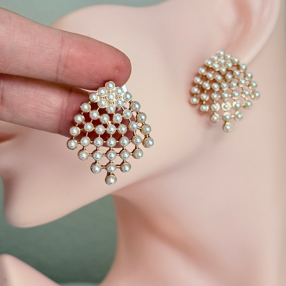 ⚜️ Elegant Gold and Pearl Earrings - Picture 7 of 8